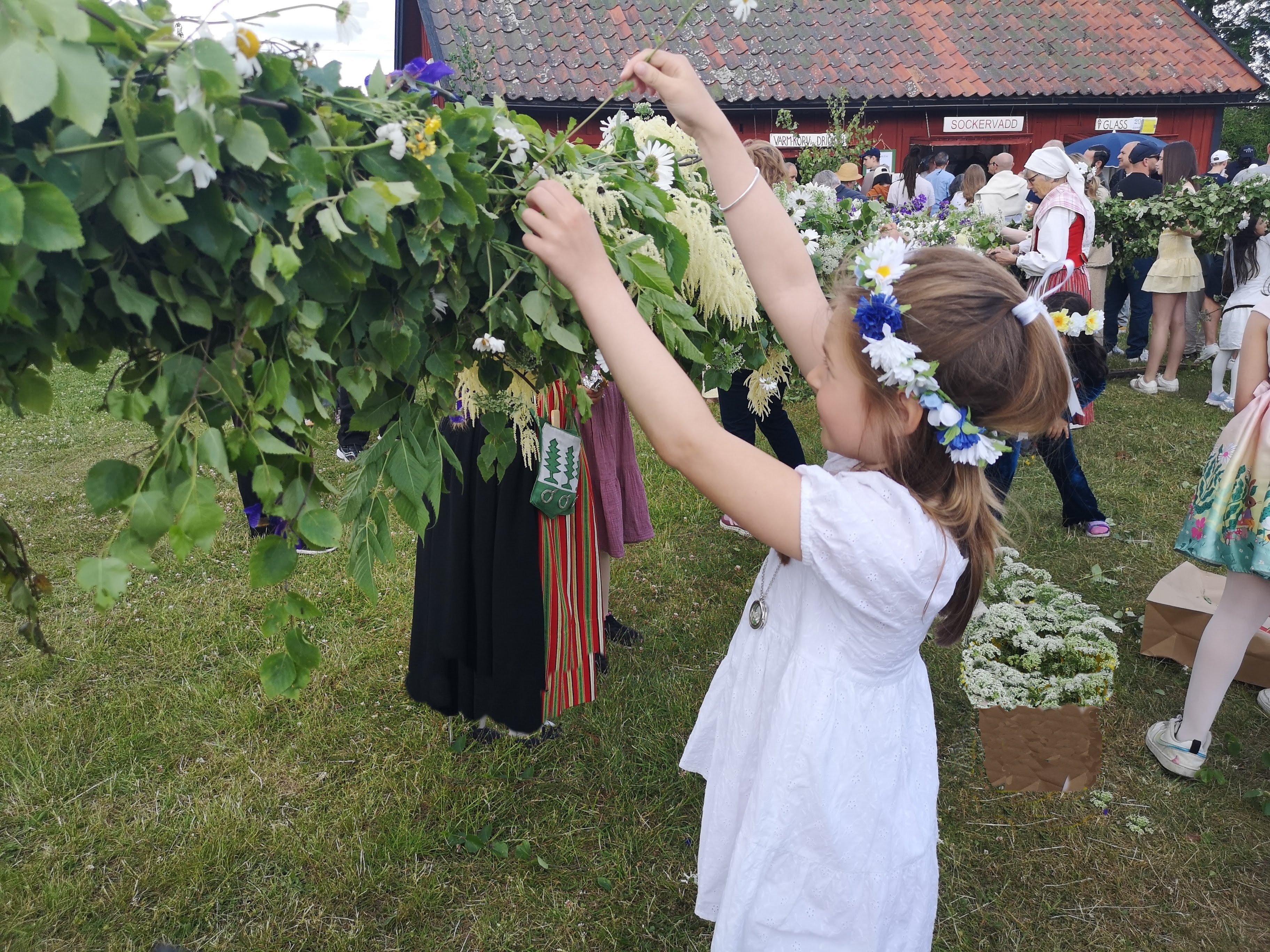 Barnen hjälper till att klä stången