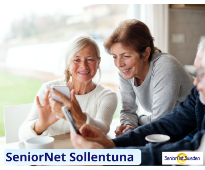 Senior dam visar för en annan senior dam något på sin mobil