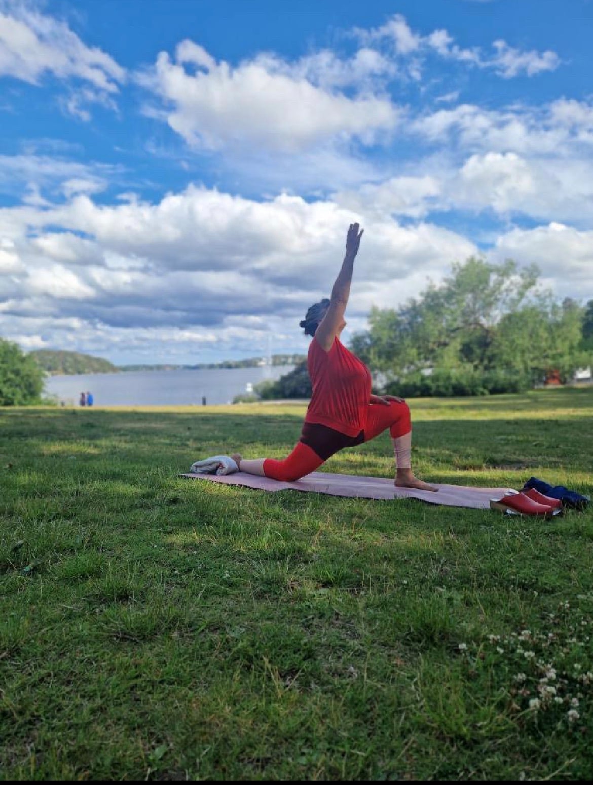 Åsa i yogaposition framför vattnet