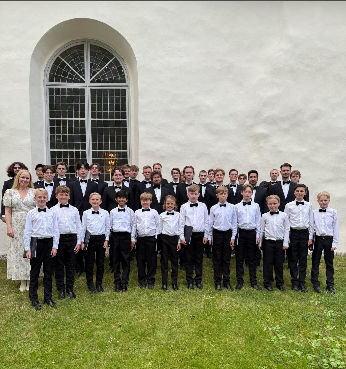 Sommarbild på Sollentuna Gosskör och Sollentuna Diskantkör utanför Sollentuna kyrka sommaren 2025