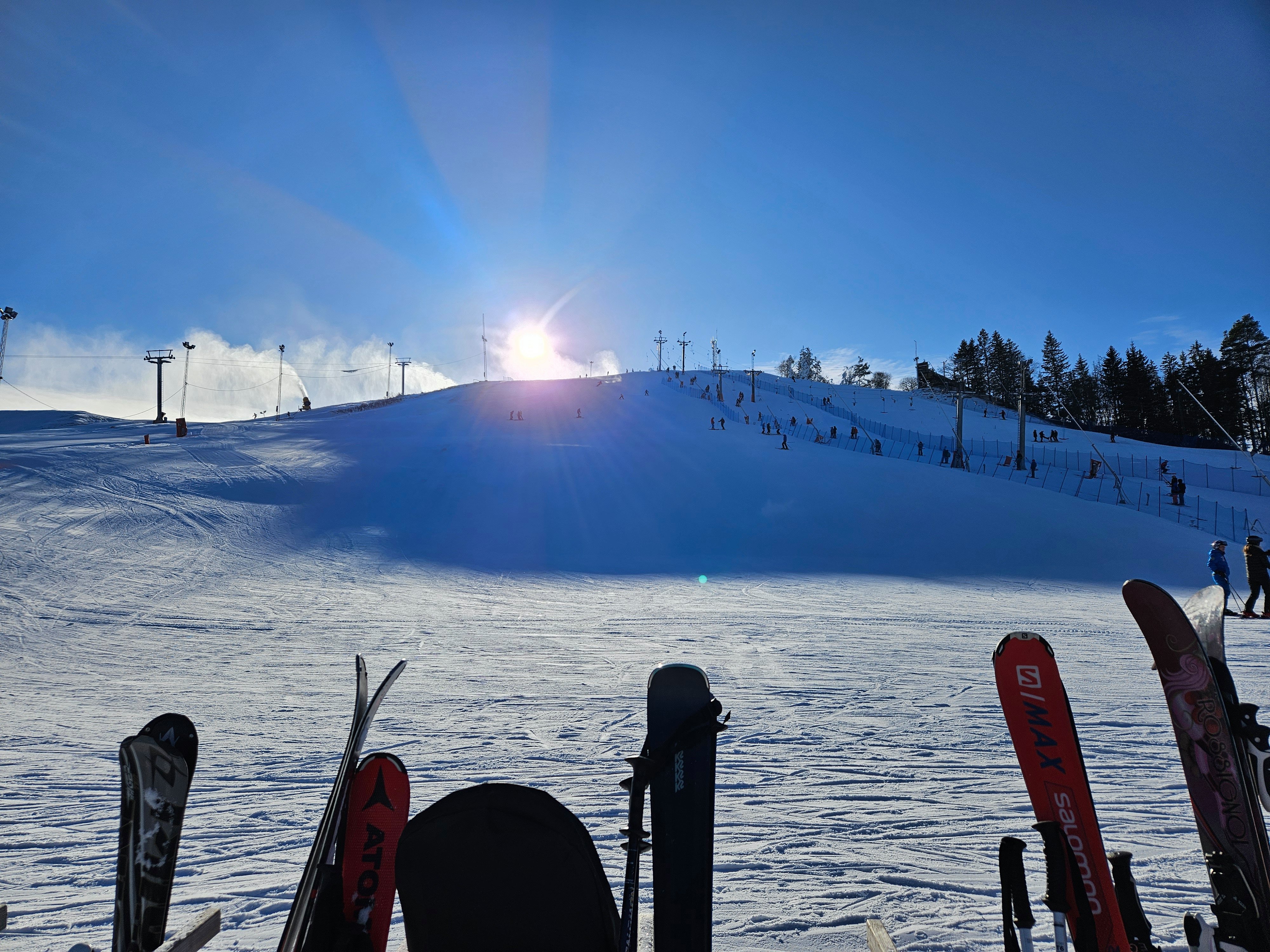 En grupp skidor som sitter på toppen av en snötäckt sluttning.