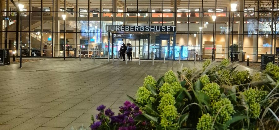 Turebergs torg och Turebergshuset  på kvällen.