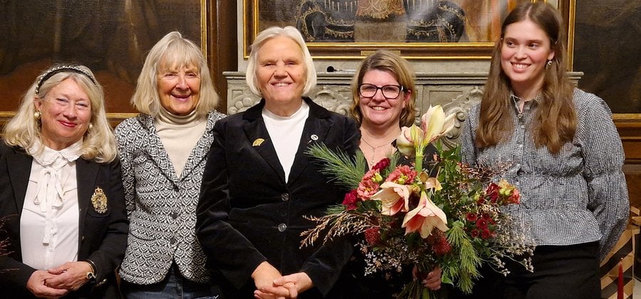 Julens blommor 2025 på Edsbergs slott. Från vänster: Gunilla, Viveca, Solveig från Turebergs Villaägareförening och  Anette och Emilia från Bloms Blommor.