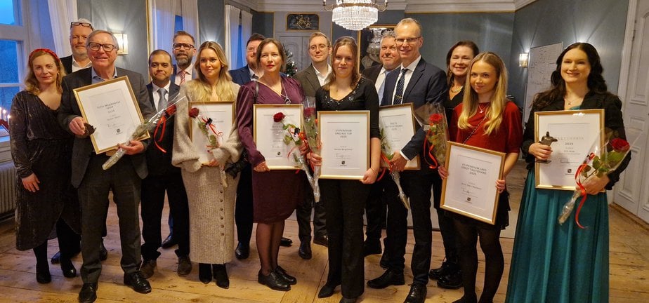 Gruppbild på män och kvinnor som håller i sin utmärkelse med stipendie.