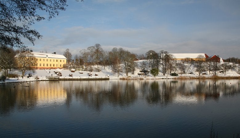 Edsbergs slott, Stallbacken och Edsbergsparken sedd från Edsviken.