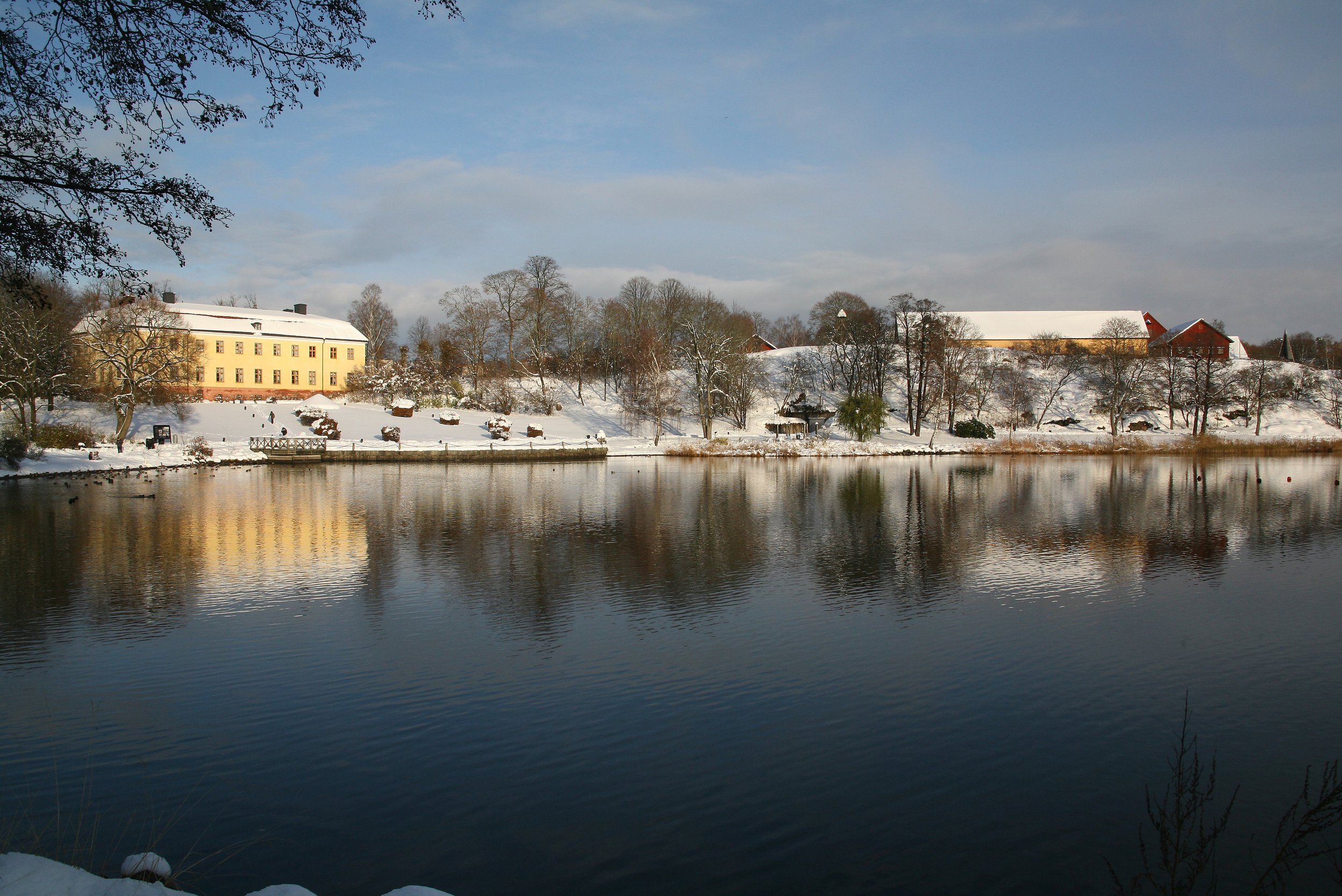 Edsbergs slott, Stallbacken och Edsbergsparken sedd från Edsviken.