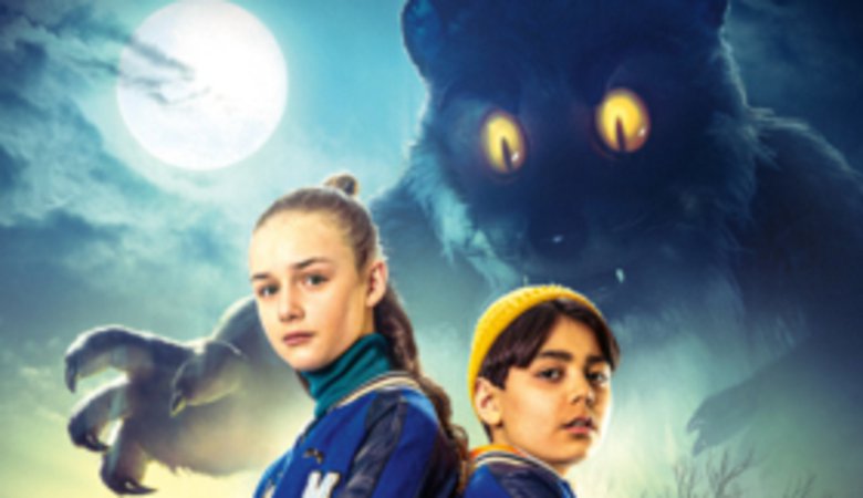 Filmaffisch som visar detektiverna Lasse och Maja framför en maskot med lysande ögon.