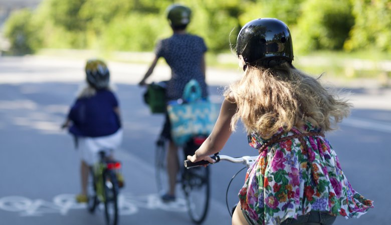 mamma cyklar med döttrar