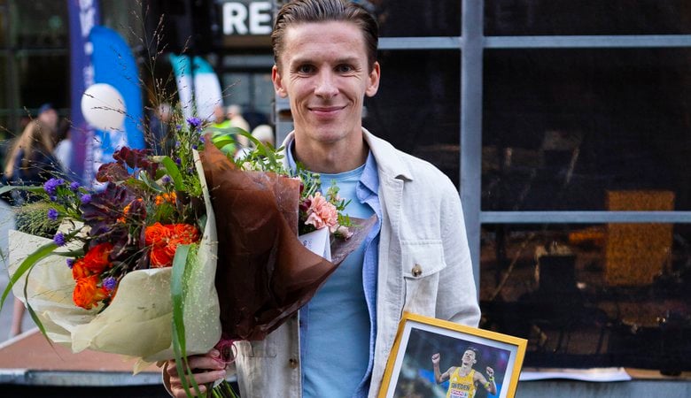 Andreas Almgren blev firad på Turebergs torg