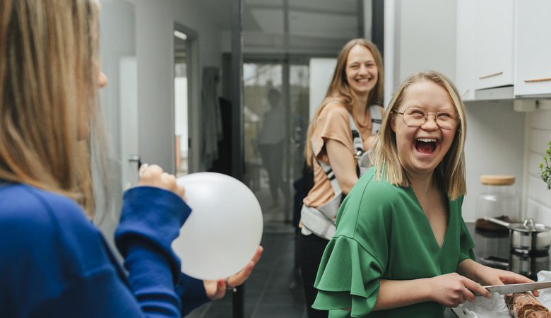 Tjejer förbereder fika i köket