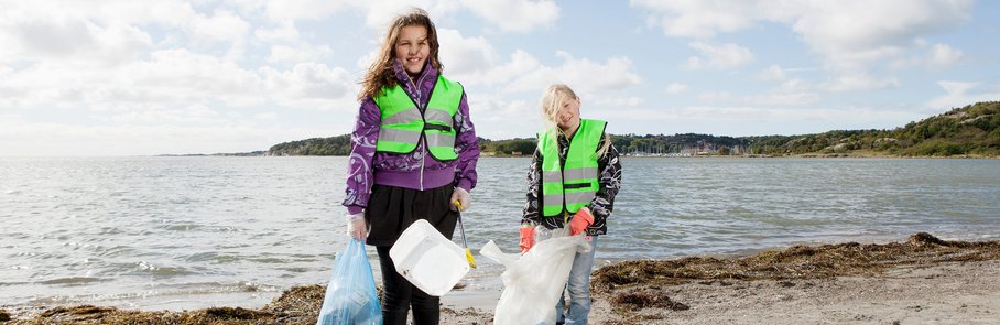 barn plockar skräp