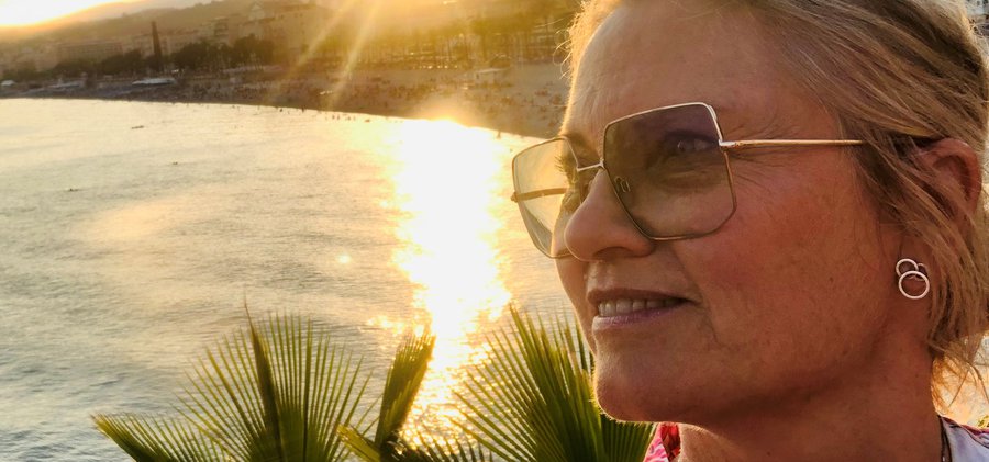 Helena Thunblad blickar ut över hav i solnedgång