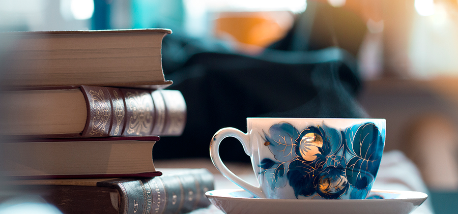 Bild på en trave böcker och en tekopp