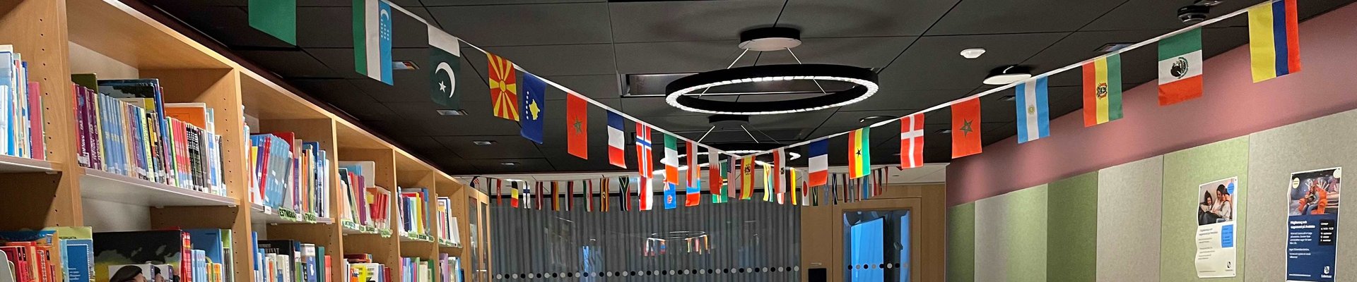 Ett bibliotek fyllt med massor av böcker och bord.