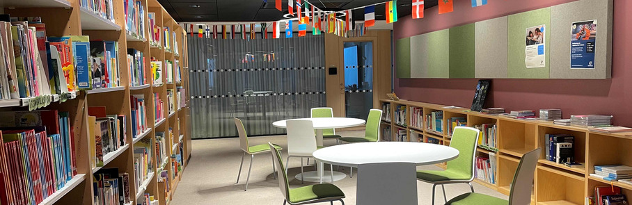 Bild på bibliotek och arbetsyta, Centrum för integration och flerspråkighet (CIFS)