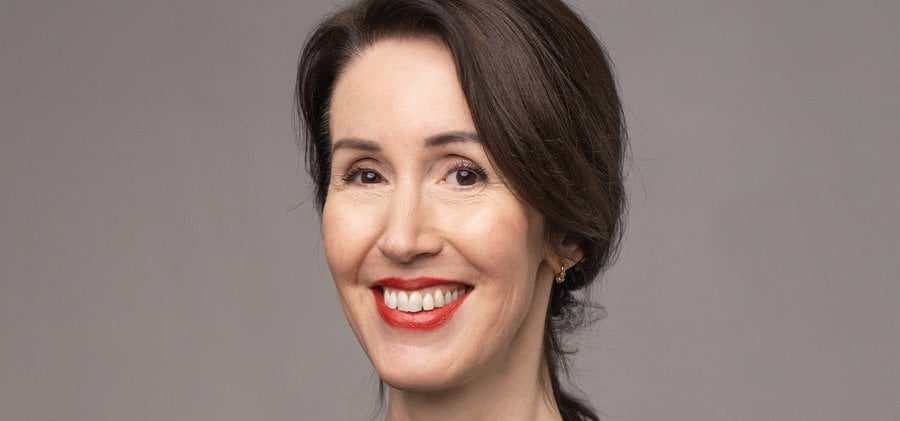 Porträtt av Clara Törnvall som ler.