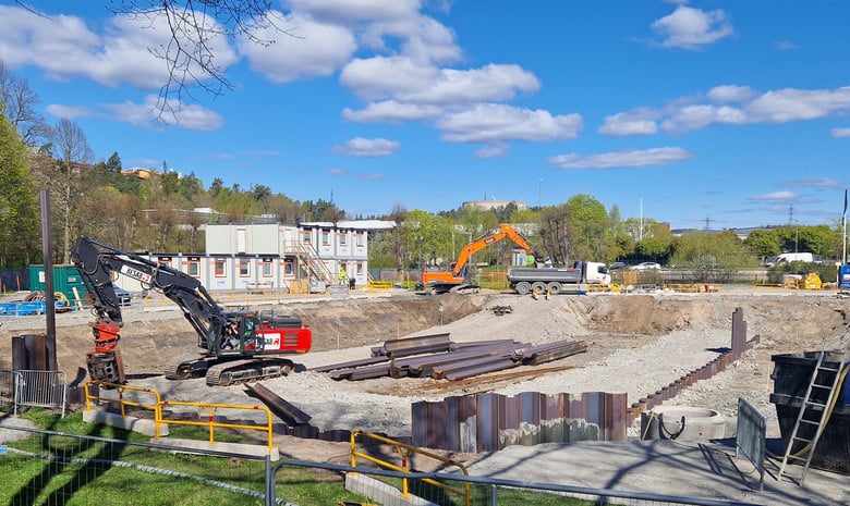 Byggande pågår av trädgårdsdammen i Edsbergsparken.