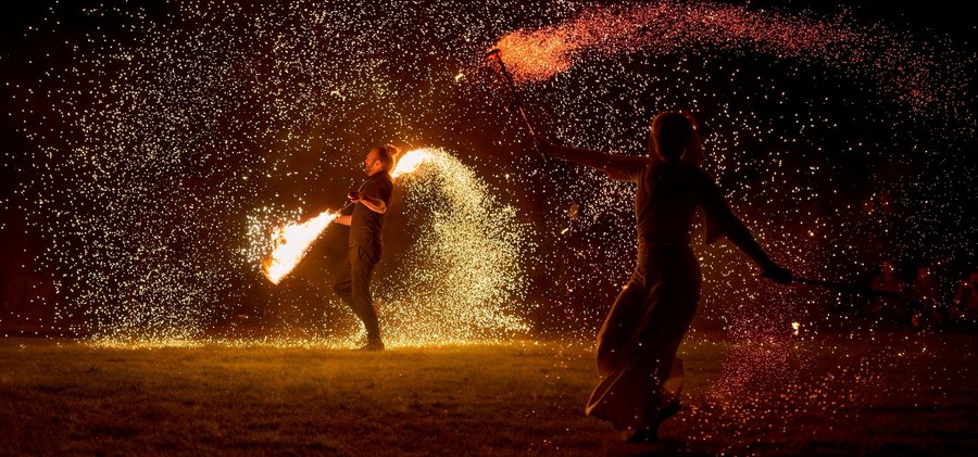 Personer som skapar en eldshow.