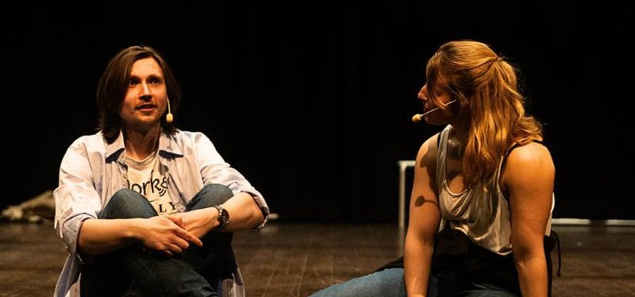 På bilden syns Anton Dahlgren som spelar rollen som Daniel Dahreus och Gabriella Unnerbäck som spelar rollen som Lena. 