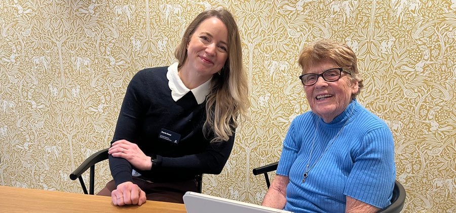 Äldre kvinna som får stöd av kommunens digitala coach.
