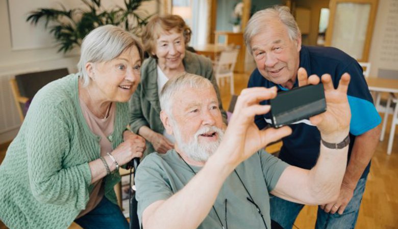 En grupp seniorer tar en selfie