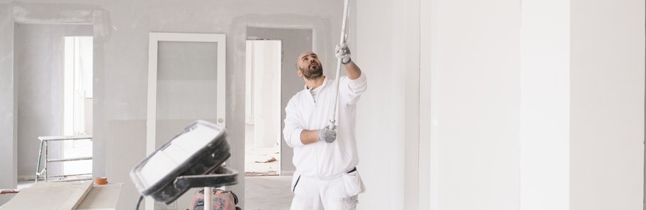 målare under renovering med roller