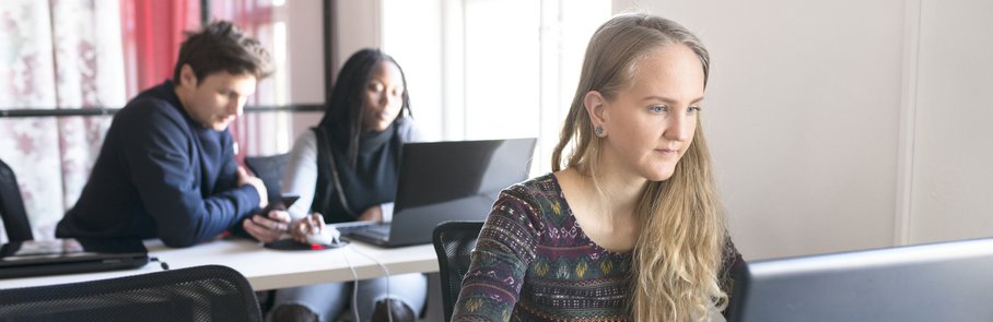 designers i studio med laptop