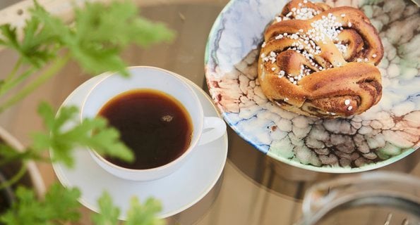 Dukat bord med kaffe och bulle