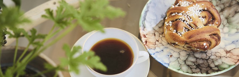 Dukat bord med kaffe och bulle