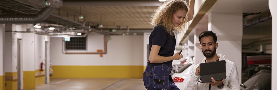 Fastighetsskötare ute på arbete