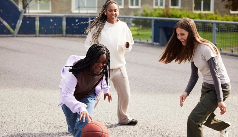 Ungdomar spelar basket vid flerfamiljshus