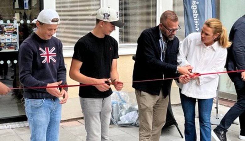 Rotebro fritidsgård invigs med bandklippning av Egon och Sam, tillsammans med Hanna Clerkestam (L), ordförande i Sollentuna Kommunfastigheter AB och Thomas Nyman (KD), ordförande i kultur- och fritidsnämnden