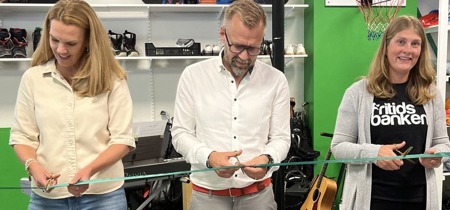 Tre personer som står jämte varandra och ska klippa ett grönt band.