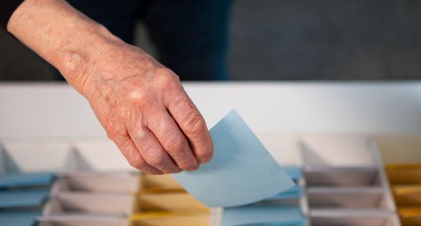 En person som håller ett papper i sin hand.