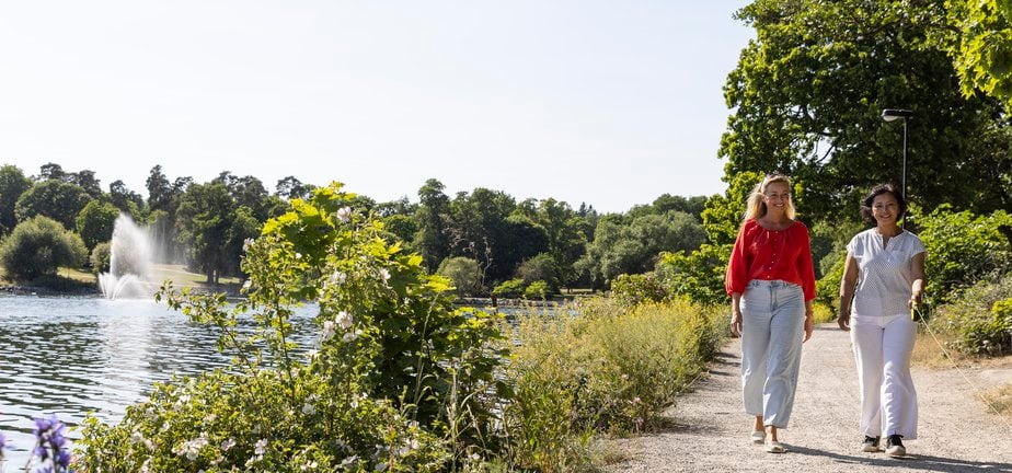 Kvinnor på promenad vid Edsviken