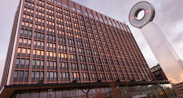 En stor byggnad med en skylt där det står Turebergshuset.