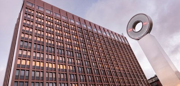 En stor byggnad med en skylt där det står Turebergshuset.