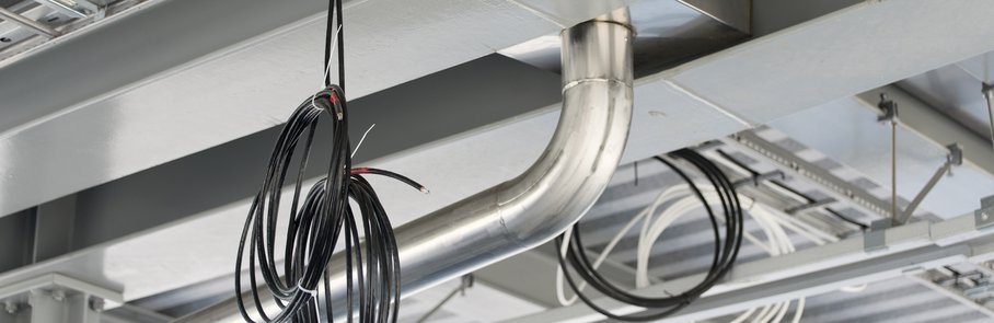 Ventilationsrör i tak.