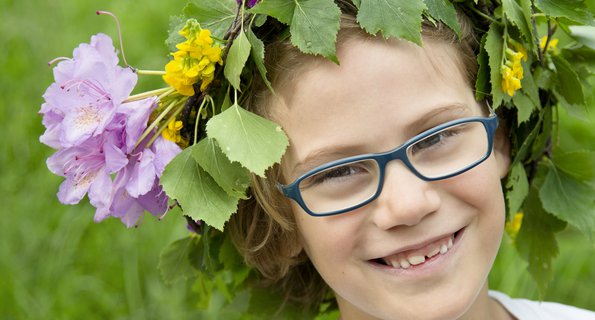 Pojke med blomsterkrans