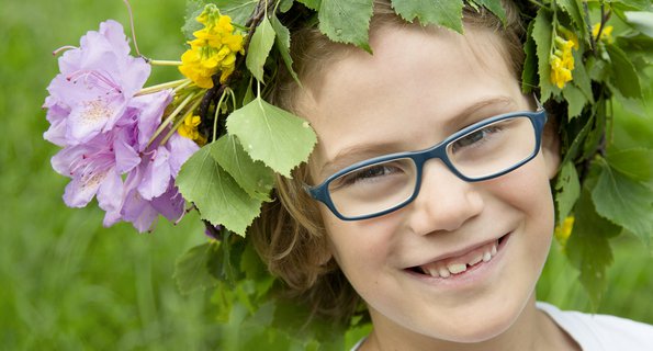 Pojke med blomsterkrans