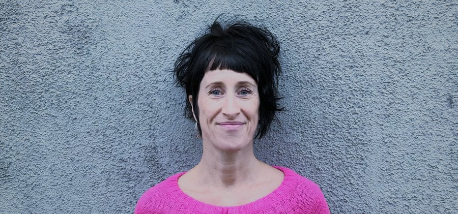 Porträtt av författaren Lena Holmlund