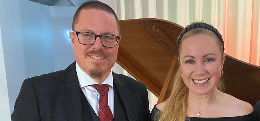 Körsång på Stallbacken med Marcus Möller och Maria Stadell.