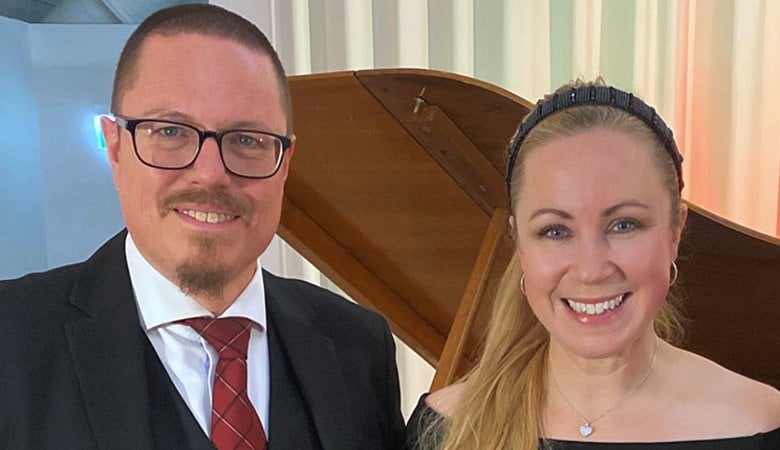 Körsång på Stallbacken med Marcus Möller och Maria Stadell.