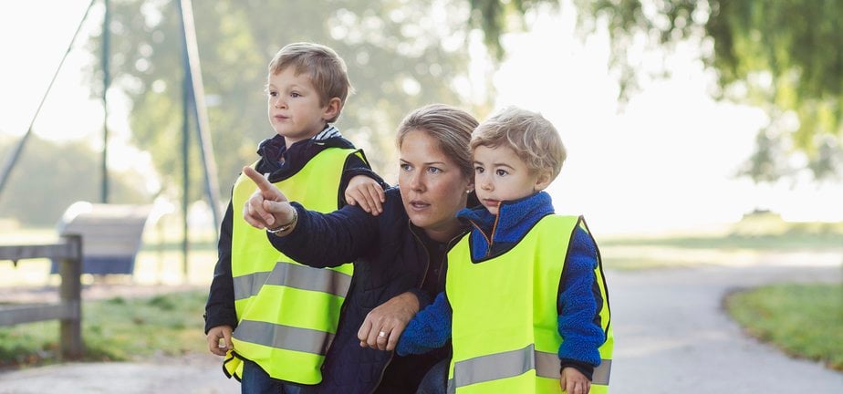 Barn i reflexväst med förskollärare
