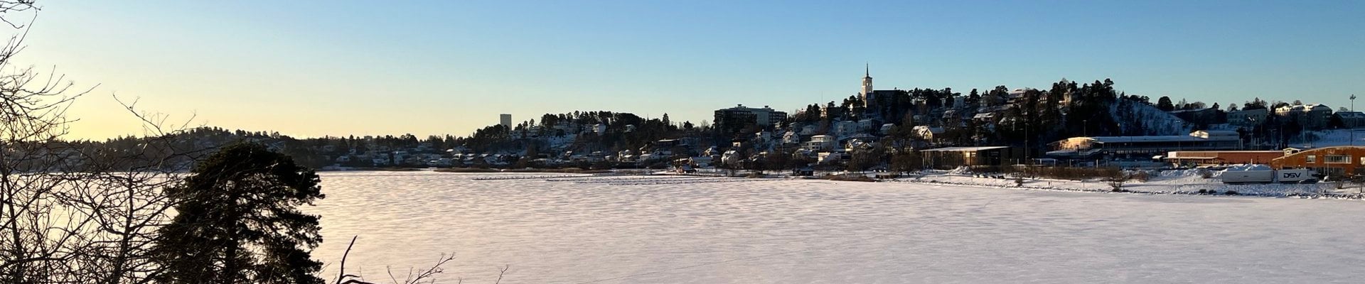 En frusen edsvik med en stad i fjärran.