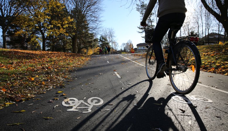 En person som cyklar längs en gata.