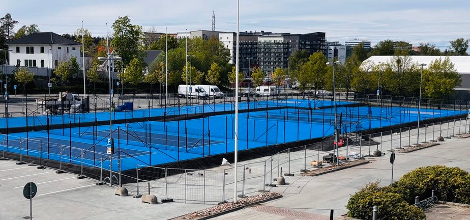 Bild på stor utomhusplan med blått golv