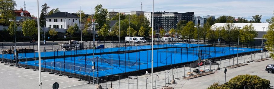 Bild på stor utomhusplan med blått golv