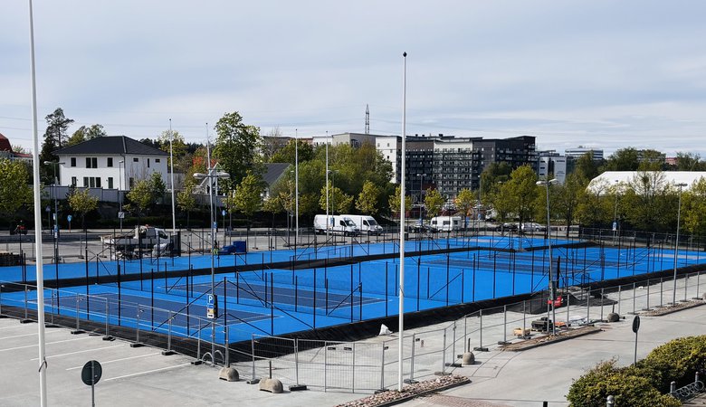 Bild på stor utomhusplan med blått golv