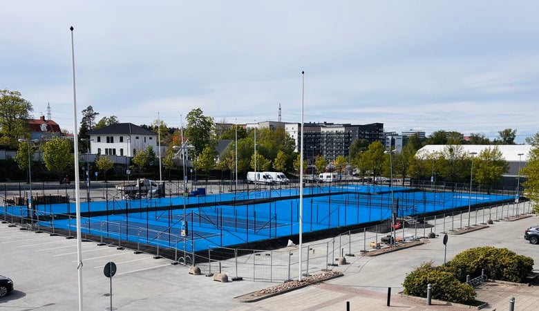 Bild på stor utomhusplan med blått golv